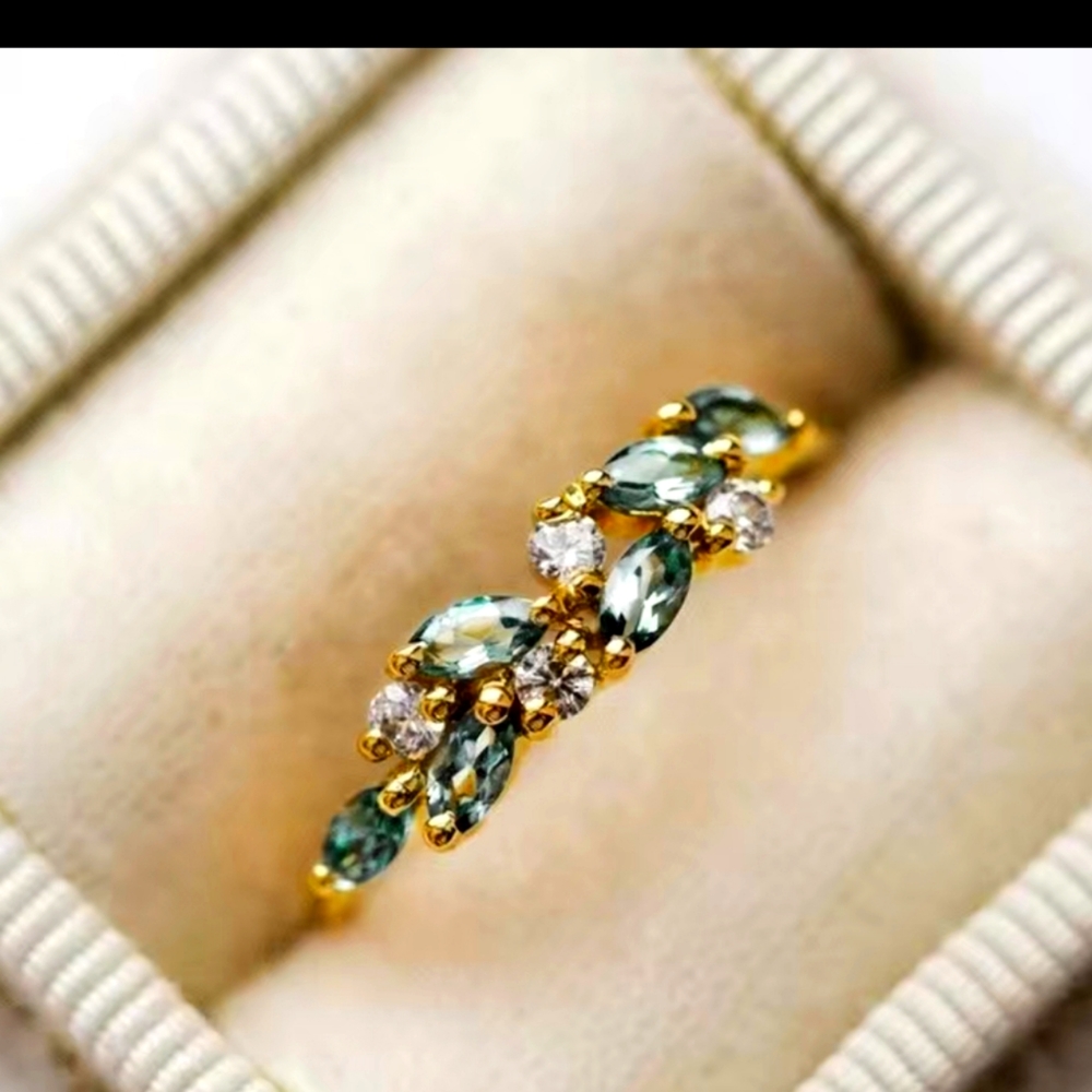 14k Gold  Dainty  Diamond and Peridot Leaf ring sz 7 August birthstone Green